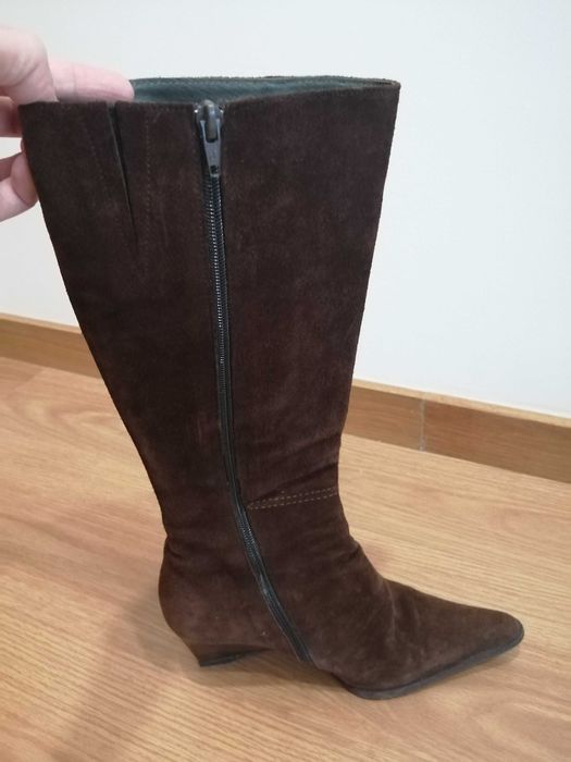 Botas cano alto camurça castanhas