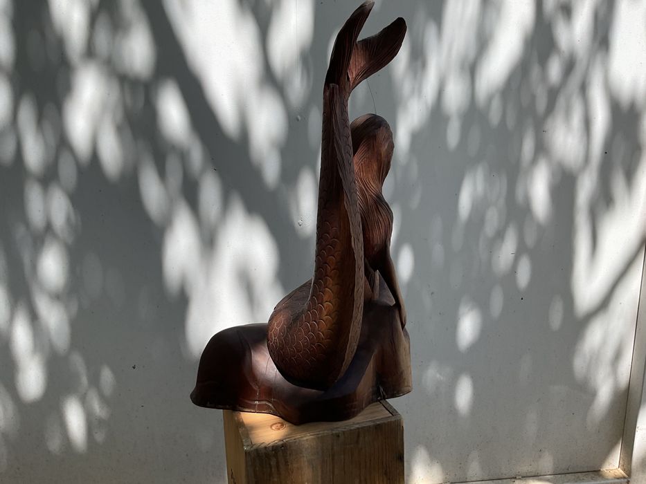 Estatueta de sereia em madeira exótica