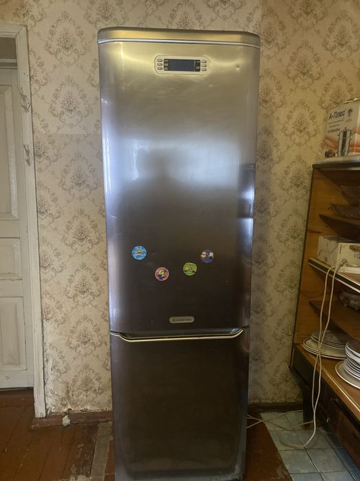 Холодільник Ariston в робочому стані