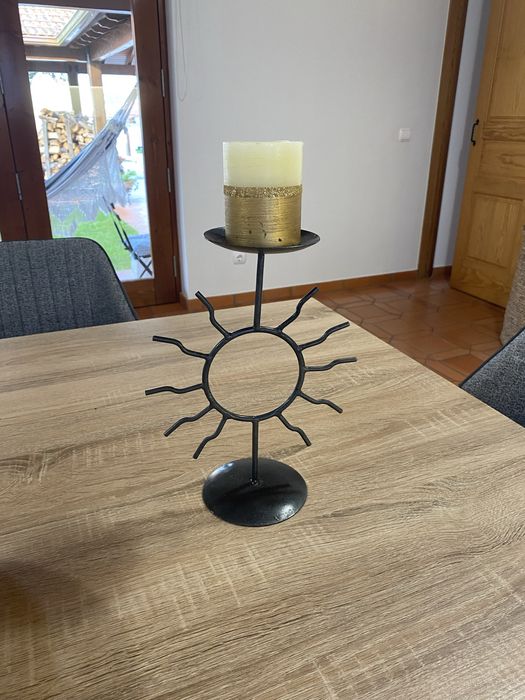 Desocupar: Castiçal em ferro, preto, com vela incluída