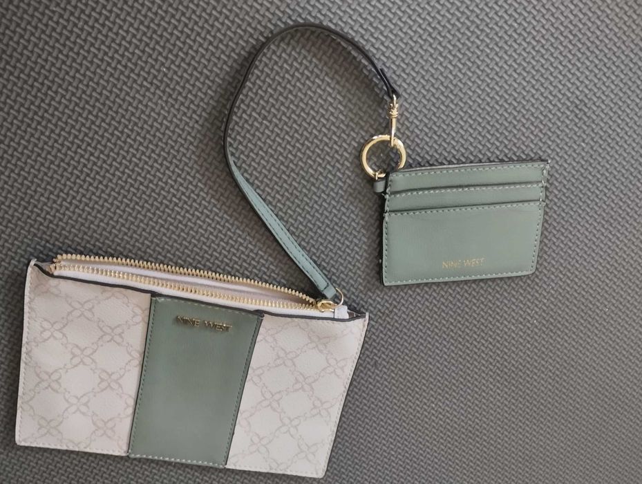 Nine West Green and Cream Wristlet w/Credit Card Holder Excellent