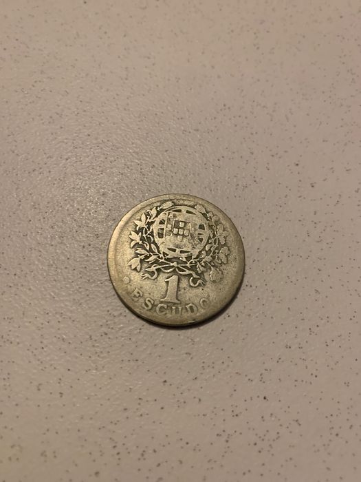 Vintage Coin: 1 Escudo (1930) – Silver-Colored