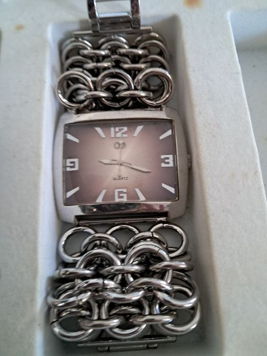 Vários relógios com caixa