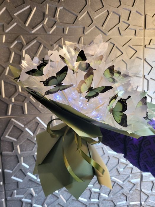 Букети з метеликів