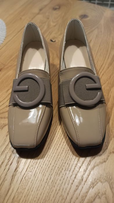Damskie mokastny buty khaki beżowy lakierowane