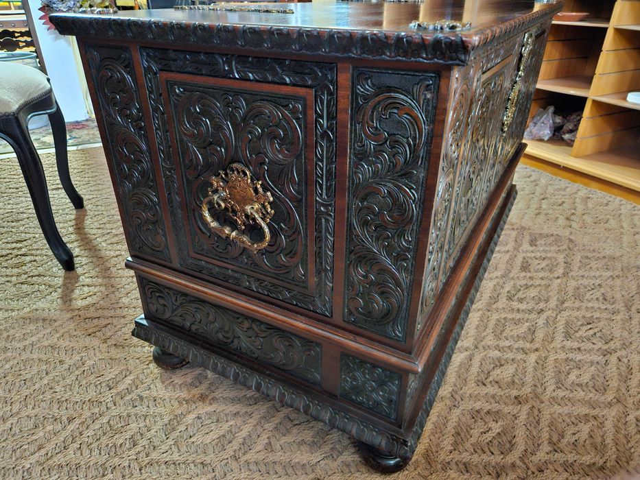 ARCA / Bau em madeira maciça trabalhada - óptimo estad