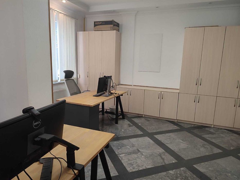 Сучасний великий офіс в прохідному місці з  газовим  АО!