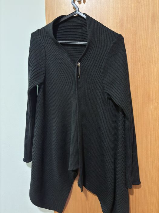 Casaco de malha de linhas modernas.