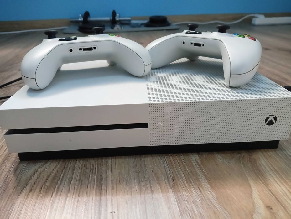Xbox One S+ dwa pady + trzy gry