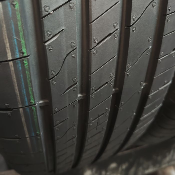 215/65/16 SUV Sprzedam komplet opon letnich Goodyear z 2025 roku
