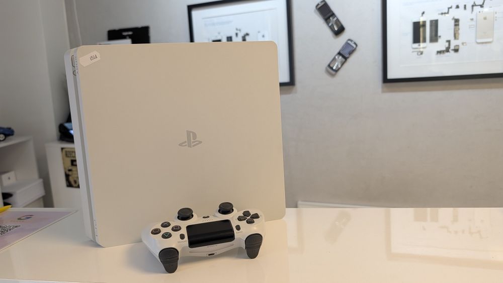 Konsola Sony PS4 Slim Glacier White 500GB, stan bardzo dobry.