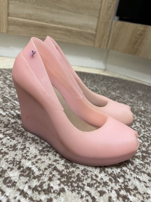 Жіночі сандалі, босоніжки, туфлі vices