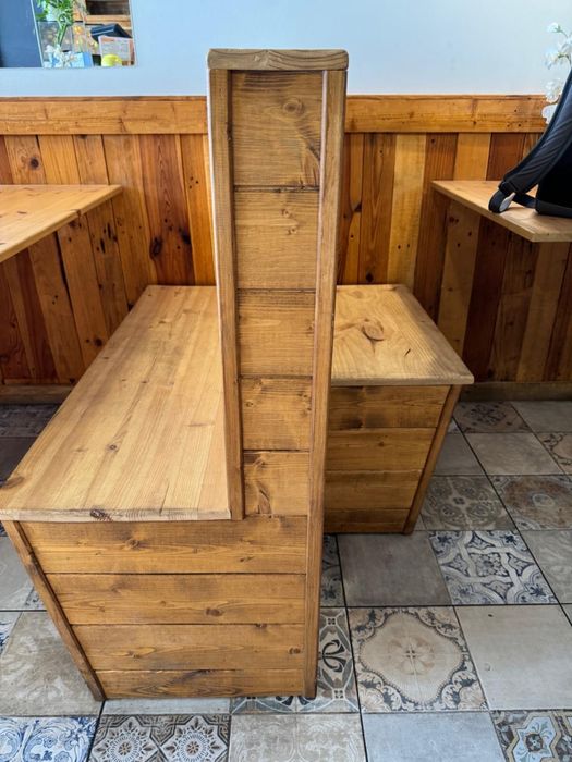 Mesas e bancos em madeira