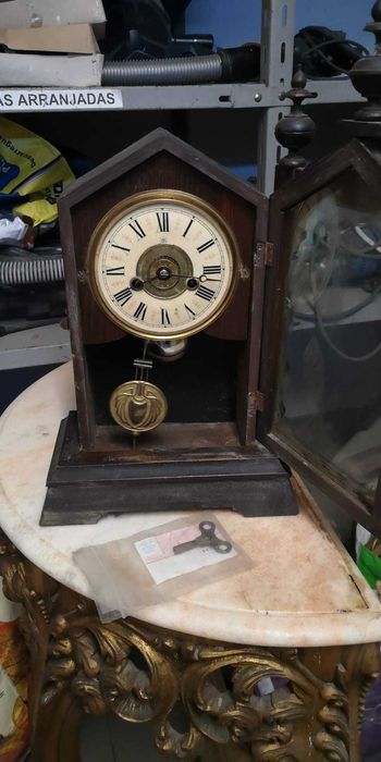 Relógio de Parede em Madeira Antigo