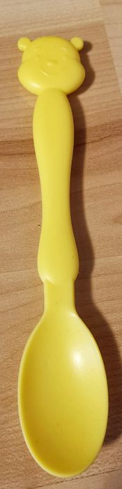 Żółta plastikowa łyżeczka z misiem dla dziecka