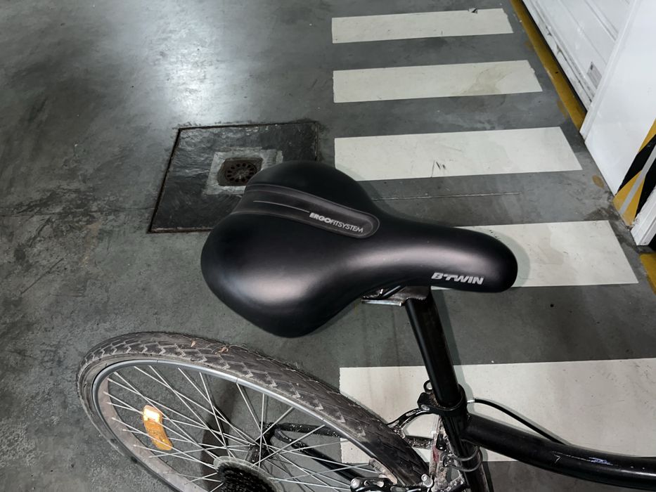 Bicicleta B’TWIN Riverside 100 – preta – ótimo estado