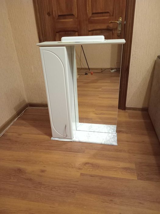 Дзеркало з шафкою у ванну