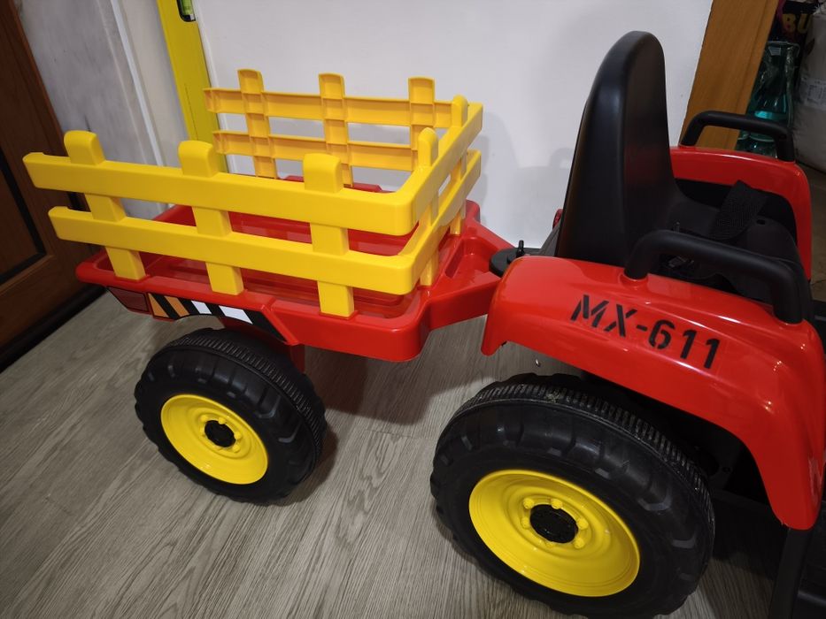 Trator eléctrico com atrelado