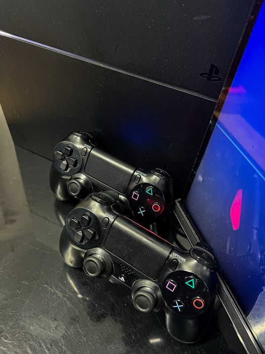 PS4 1TB com 2 comandos e jogos