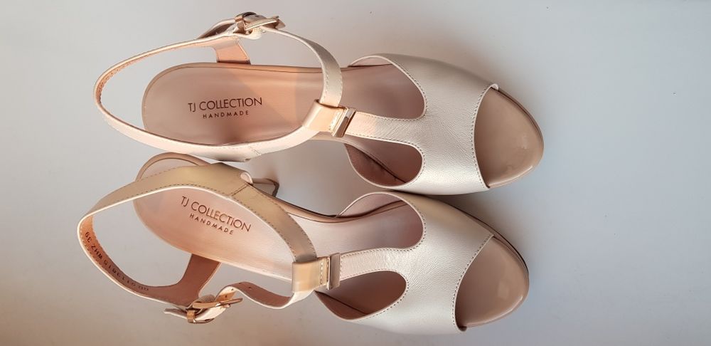 Продаю новые босоножки Chestere 39 размер