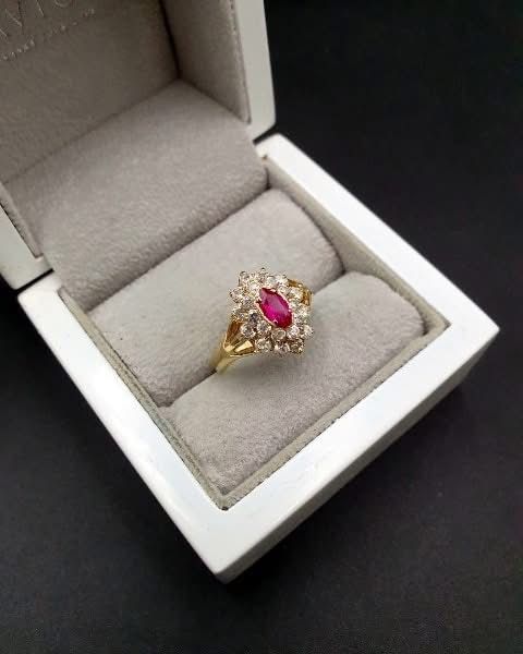 Śliczny Złoty Pierścionek zdobiony Topazem i Cyrkoniami