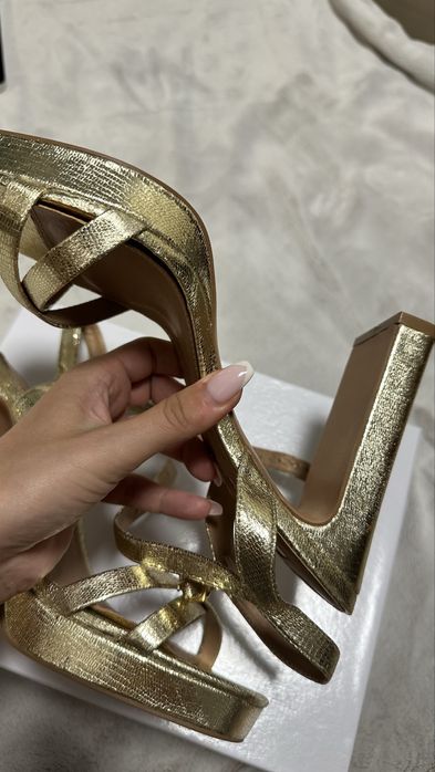 Босоніжки туфлі в золоті  нові