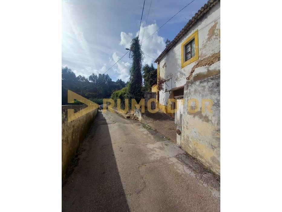 Duas Casas com Piscina a 30 Minutos de Lisboa Raras, Cheias de Pote...