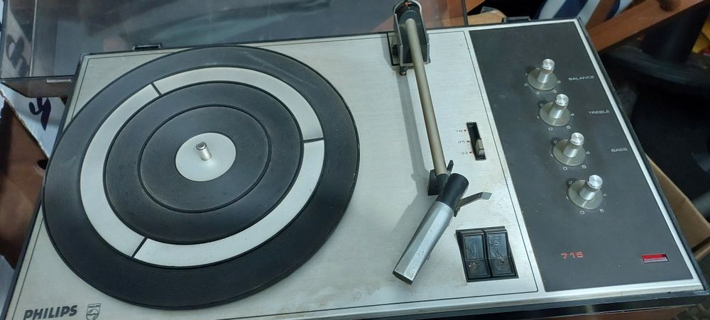 Vendo gira discos antigo para peças.
