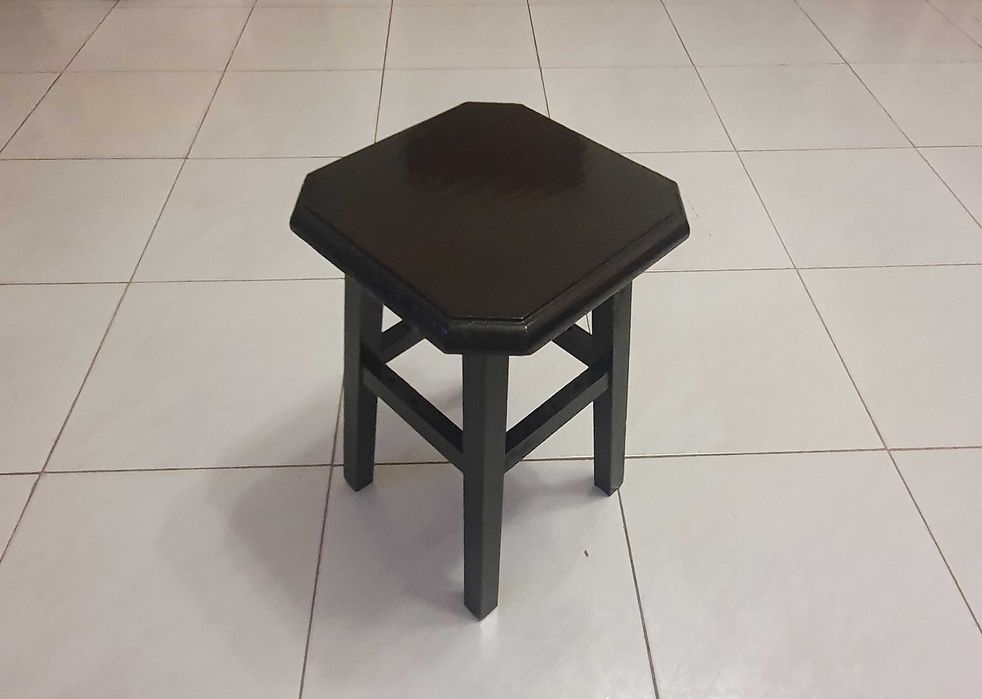 Pequeno banco artesanal, vintage, cuidadosamante manufaturado