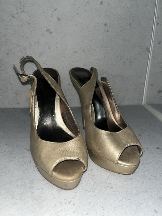 Złote sandały na platformie i obcasie