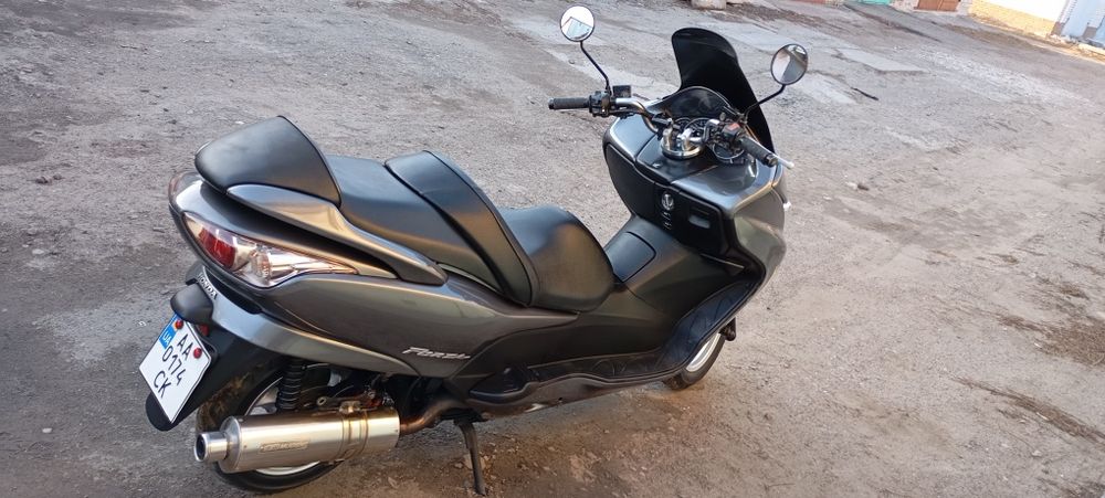 Продам максі скутер honda forza .