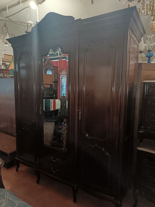 Roupeiro guarda fatos