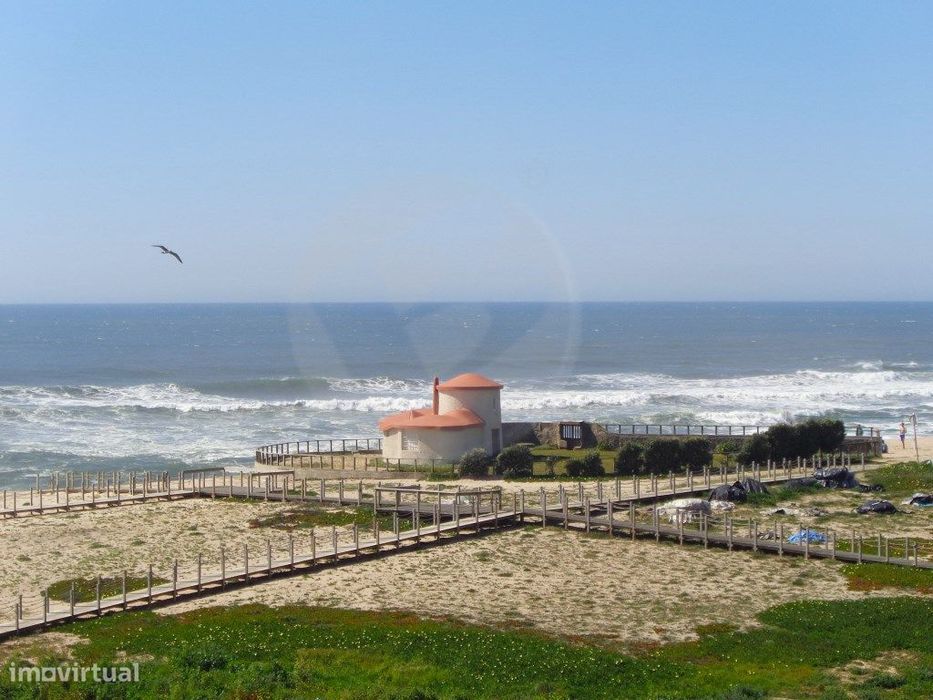 Apartamento T2 em prédio na 1ª Linha de Mar