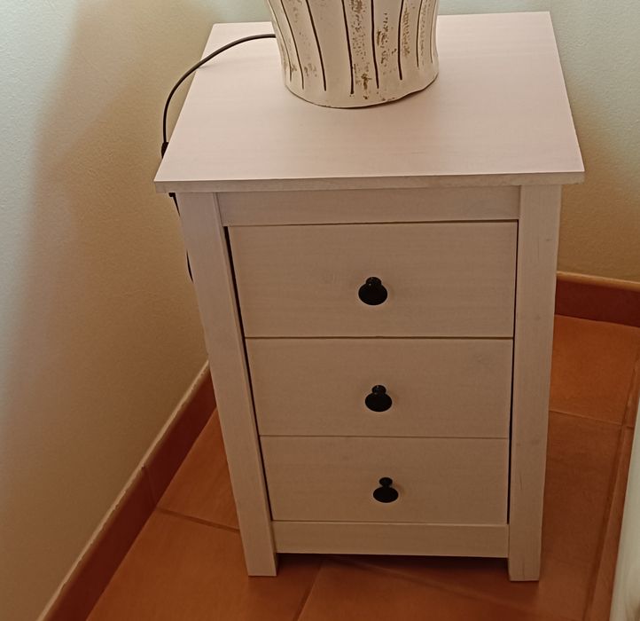 Mesa de cabeceira ou de apoio