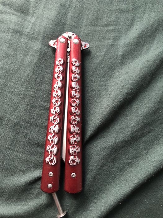 Nóż motylkowy czerwony w czaszki marki kandar
