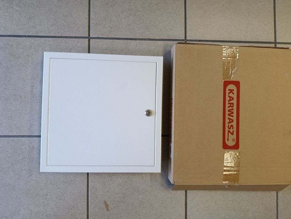 DRZWICZKI METALOWE 300/300 białe z zamkiem