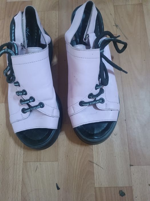 Продам .босоножки новые