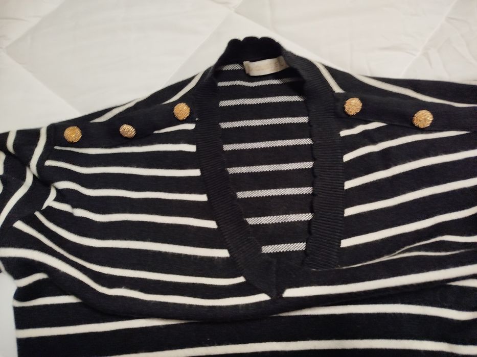 Vendo camisola preta com riscas brancas