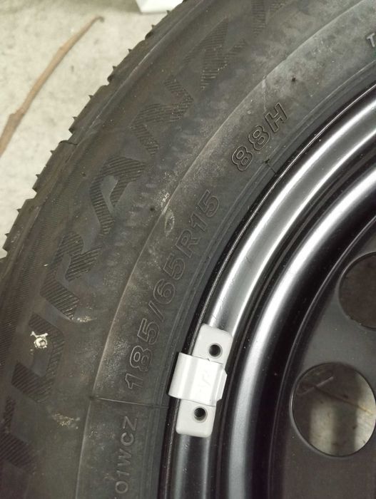 Pneu 185/65 r15 e jante novos somente 1 unidade.