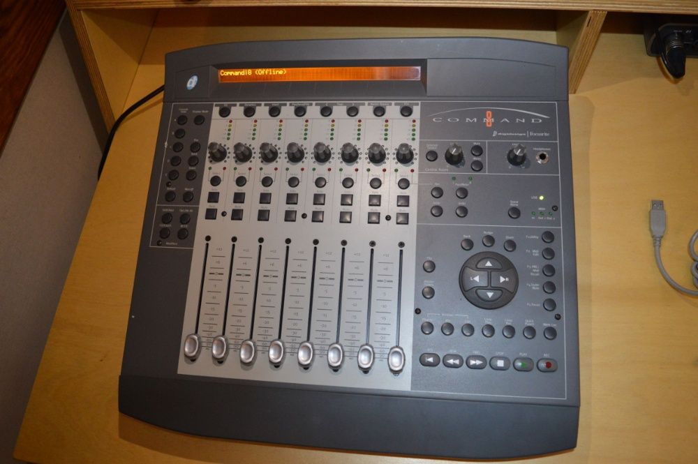 контроллер Digidesign Command 8