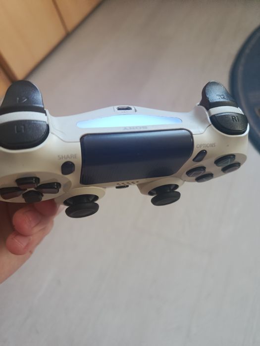 Konsola PS4 1TB + Pad  Dobry stan techniczny  Komplet