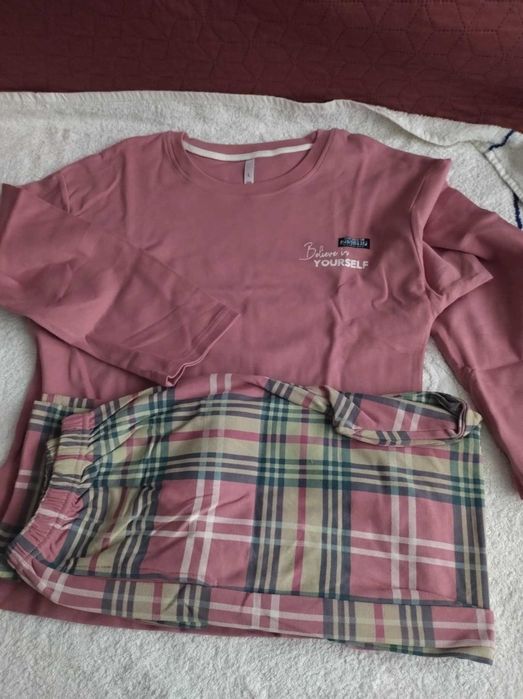 ładna damska Piżama w kolorze dominującym ciemny róż