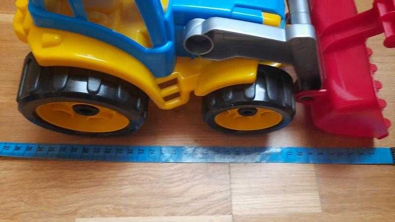 Трактор. Чудова іграшка для хлопчика.