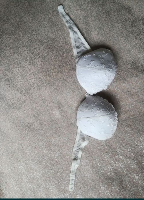 Бюстгальтери різні моделі