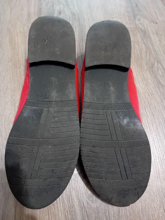 Жіночі лакові туфлі в хорошому стані.