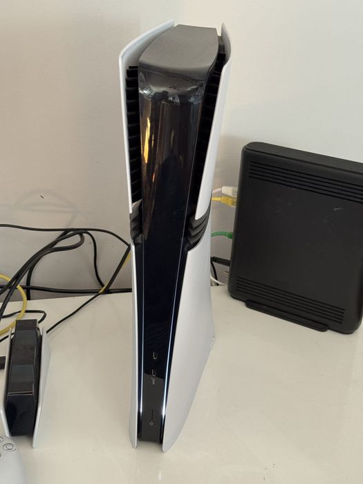 PS5 PRO 2TB C/Comando e Carregador de comandos. Excelente estado!