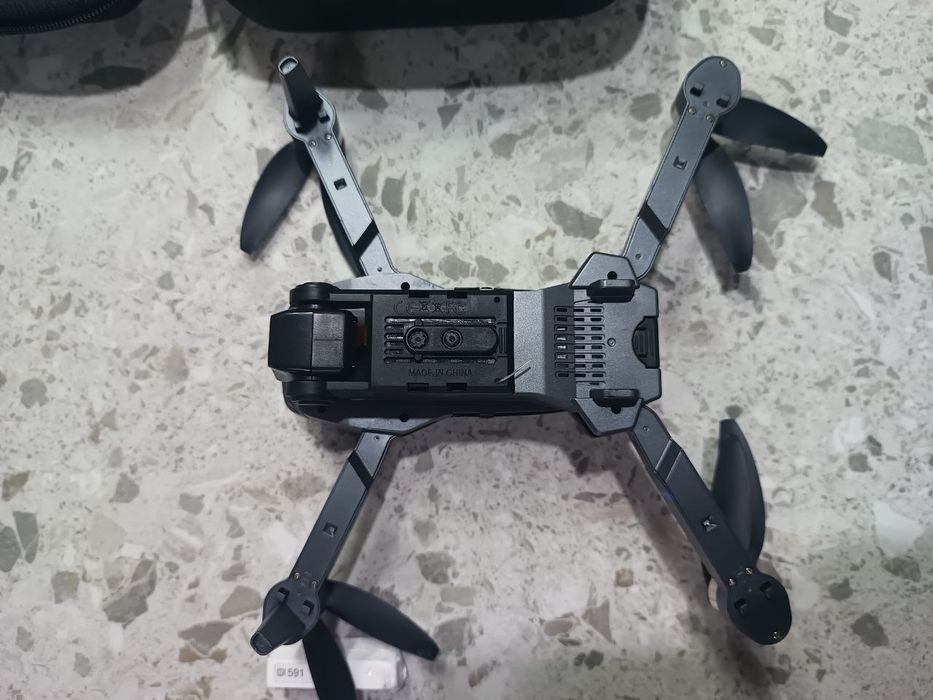 Дрон. Квадрокоптер TTROARDS TT19 LCD с бесщеточными моторами и пультом управления со встроенным экраном