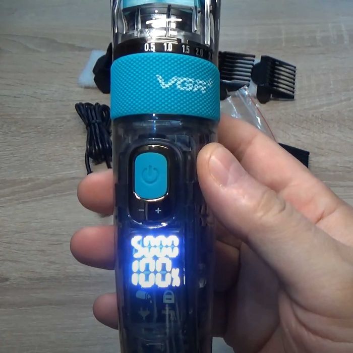 Машинка для стрижки волос и бороды с LED дисплеем и влагозащитой