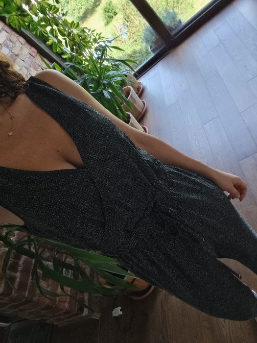 Błyszczący długi kombinezon na ramiączkach z dekoltem Apricot r. S,