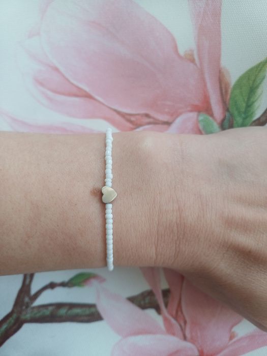 Biała bransoletka z koralików ze srebrnym serduszkiem